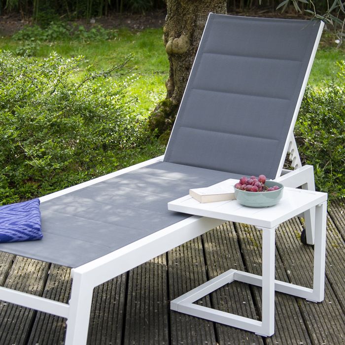 Set bain de soleil et table d'appoint BARBADOS en textilène taupe - aluminium blanc