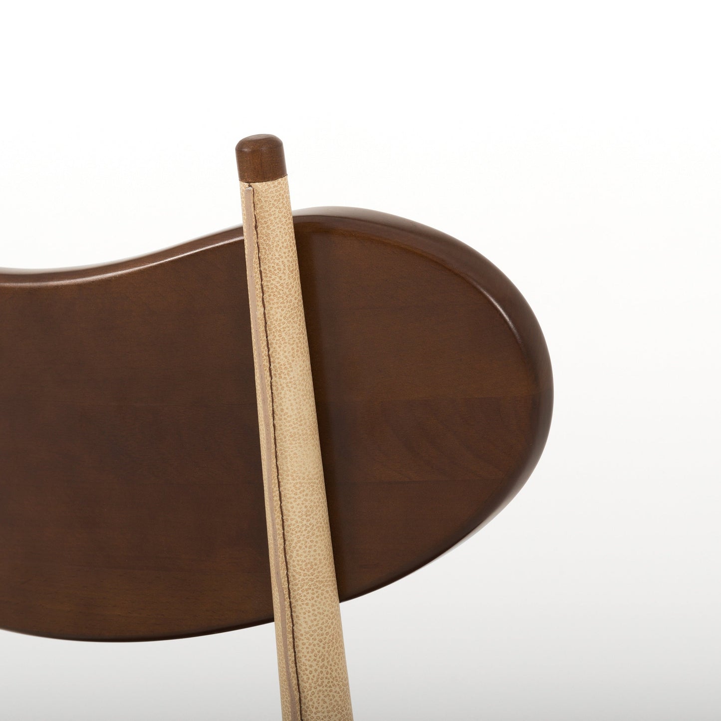 Chaise Daphne vue de dos pieds arrondis