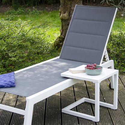 Set bain de soleil et table d'appoint BARBADOS en textilène taupe - aluminium blanc
