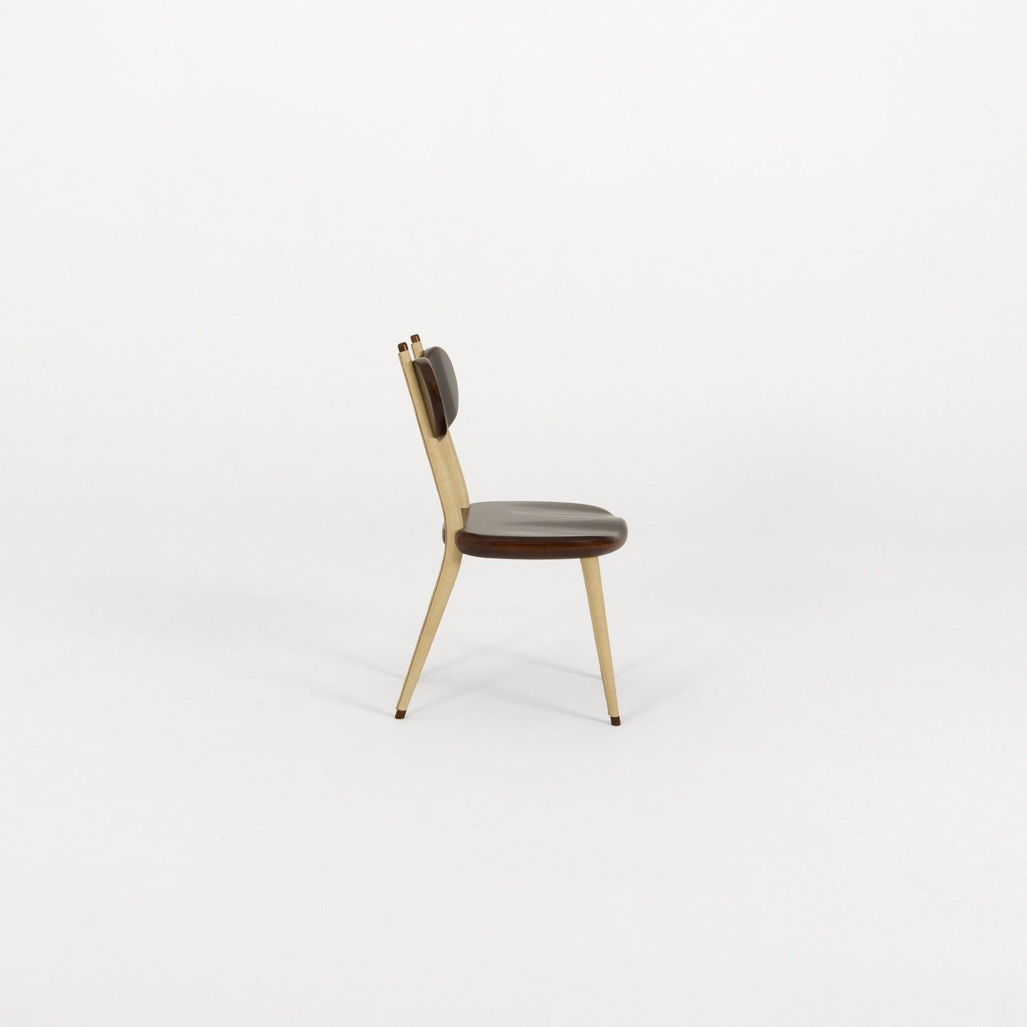 Chaise Daphne détail coutures cuir