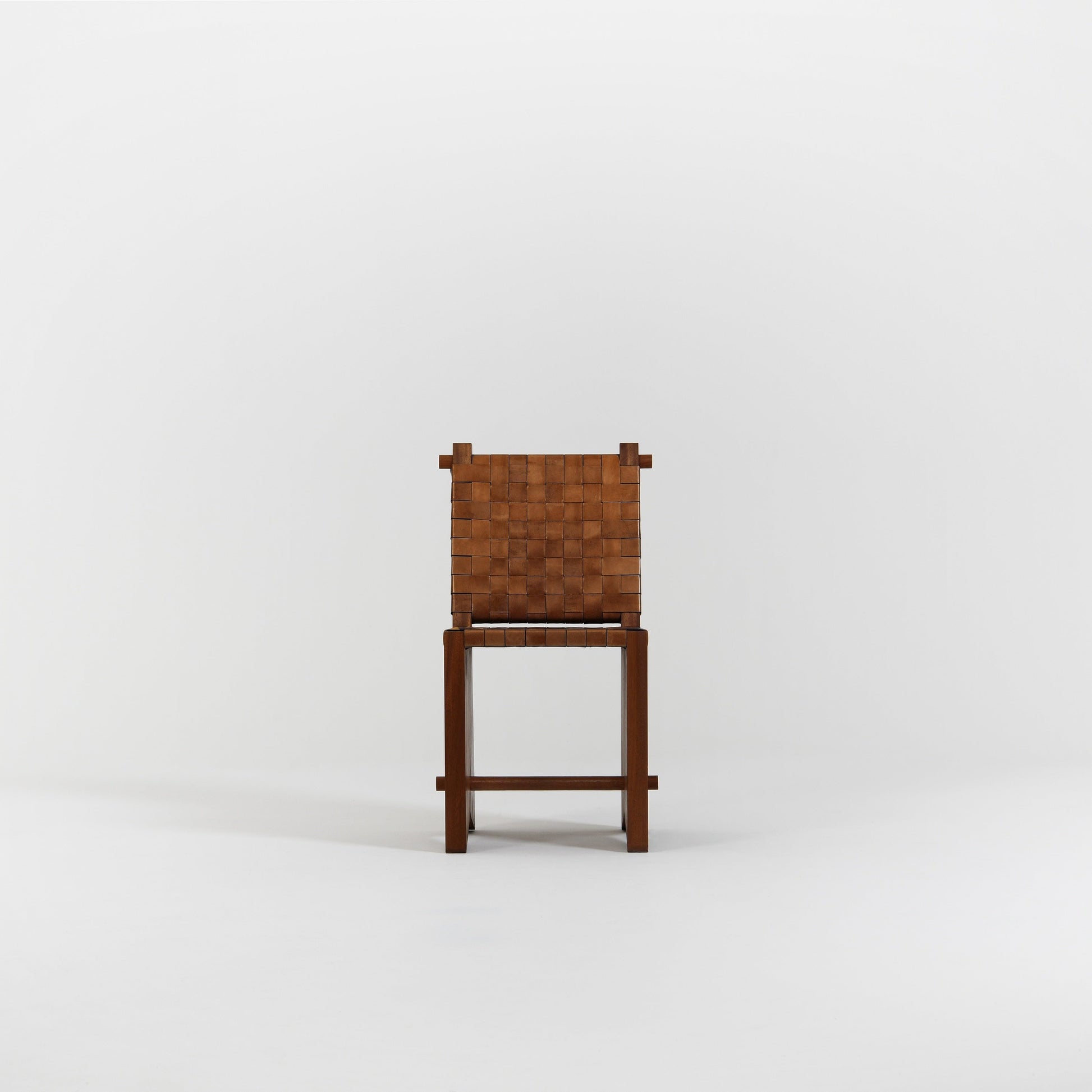 Chaise Solium détail cuir tressé